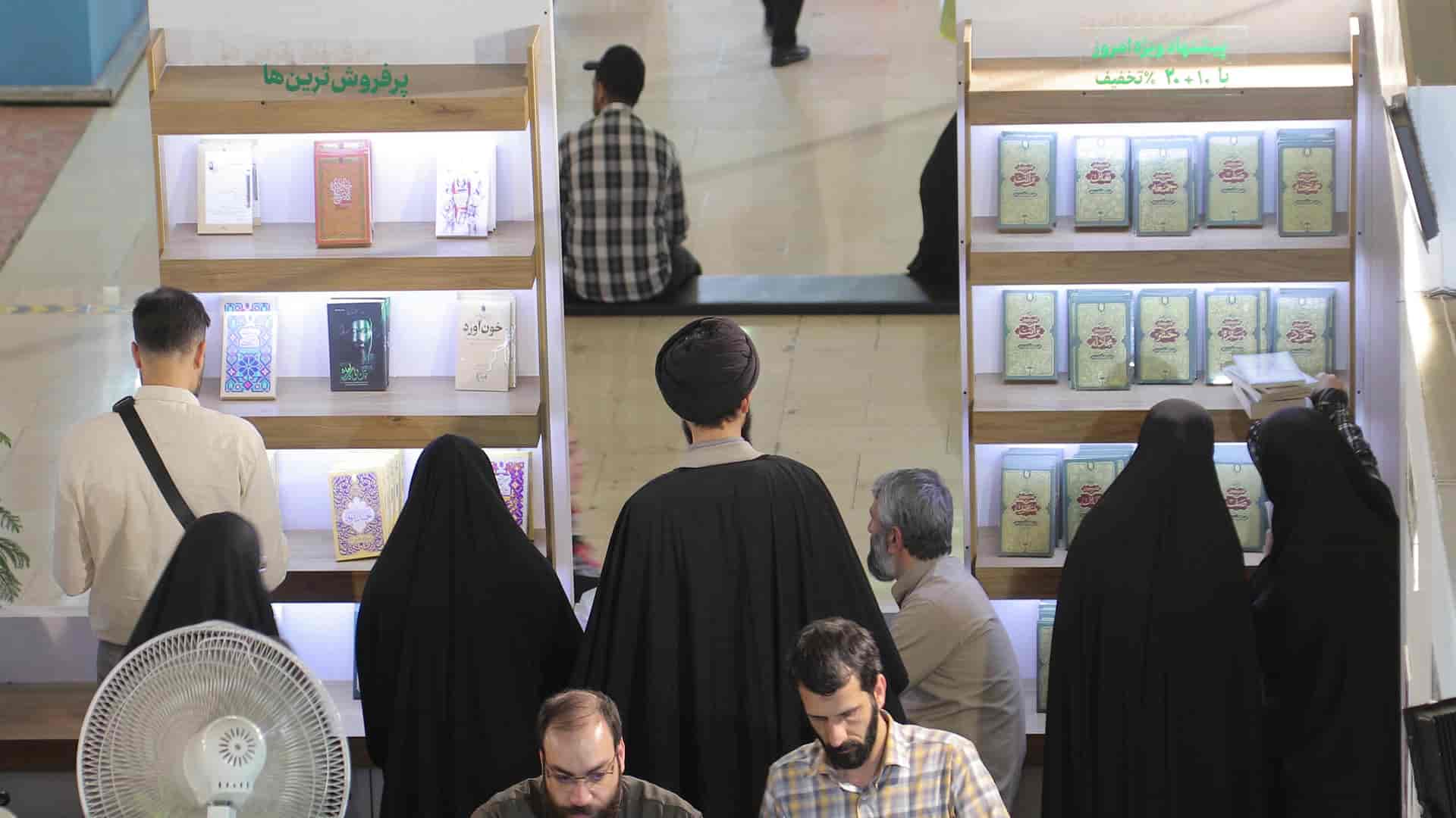 طلبه در نمایشگاه کتاب